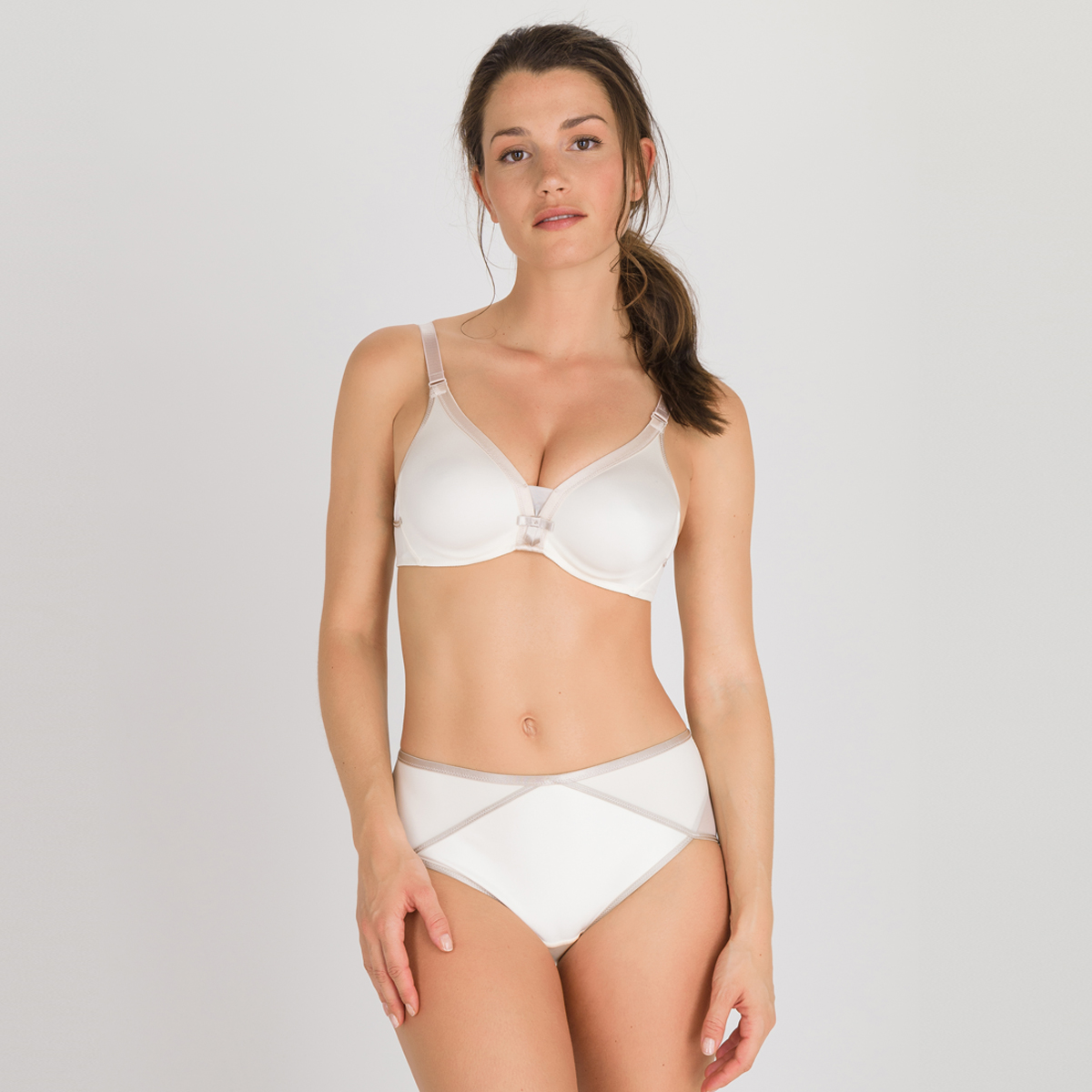 Full cup bra in antique white Ideal Beauty, , PLAYTEX